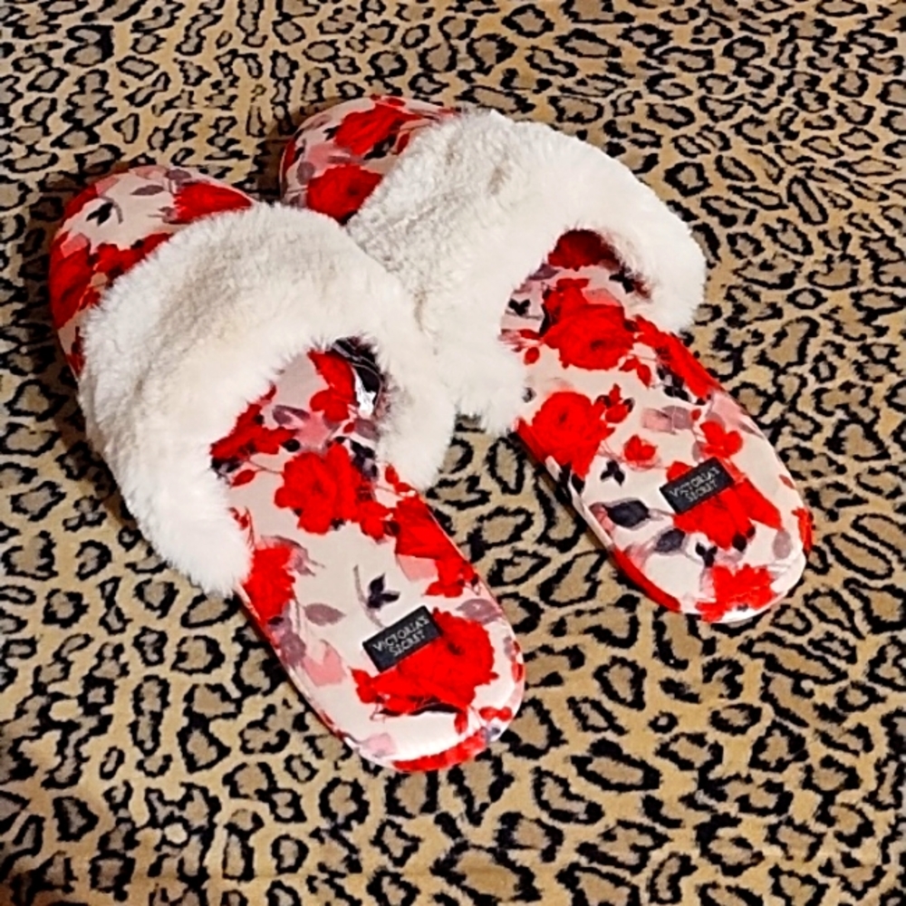 3/$30 Victorias secret🌹 rose slippers M